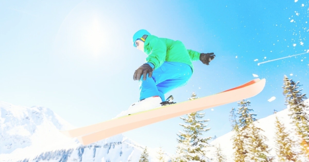 スキージャンプをする男性