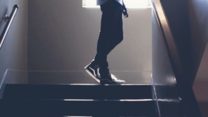 階段に立つ男性